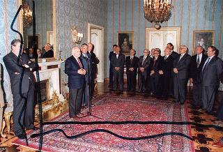 Il Presidente della Repubblica Oscar Luigi Scalfaro riceve in udienza il prof. Giuseppe Arcaroli, presidente dell'Associazione nazionale vittime civili di guerra, con il Consiglio nazionale