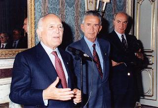 Il Presidente della Repubblica Oscar Luigi Scalfaro riceve in udienza il prof. Giuseppe Arcaroli, presidente dell'Associazione nazionale vittime civili di guerra, con il Consiglio nazionale