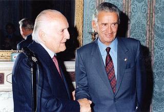 Il Presidente della Repubblica Oscar Luigi Scalfaro riceve in udienza il prof. Giuseppe Arcaroli, presidente dell'Associazione nazionale vittime civili di guerra, con il Consiglio nazionale