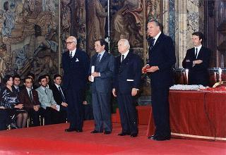 Il Presidente della Repubblica Oscar Luigi Scalfaro alla cerimonia di consegna delle insegne di Cavaliere dell'Ordine &quot;Al Merito del Lavoro&quot; ai Cavalieri del Lavoro nominati il 2 giugno 1994.