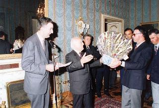 Incontro del Presidente della Repubblica Oscar Luigi Scalfaro con Maurizio Origgi, presidente della sezione ANFFAS Alto Lario e una delegazione