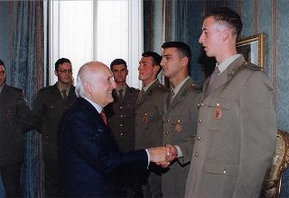 Il Presidente della Repubblica Oscar Luigi Scalfaro incontra una delegazione di Lancieri di Montebello in servizio di guardia d'onore al Palazzo del Quirinale