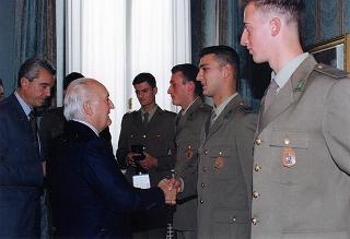 Il Presidente della Repubblica Oscar Luigi Scalfaro incontra una delegazione di Lancieri di Montebello in servizio di guardia d'onore al Palazzo del Quirinale