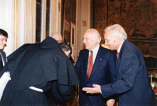 Il Presidente della Repubblica Oscar Luigi Scalfaro incontra Mons. Marcello Costalunga, delegato pontificio per la Basilica di S. Antonio di Padova, e delegazione del Comitato per le celebrazioni dell'VIII centenario di S. Antonio