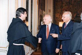 Il Presidente della Repubblica Oscar Luigi Scalfaro incontra Mons. Marcello Costalunga, delegato pontificio per la Basilica di S. Antonio di Padova, e delegazione del Comitato per le celebrazioni dell'VIII centenario di S. Antonio