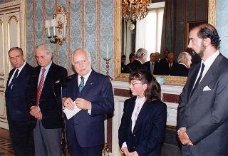 Il Presidente della Repubblica Oscar Luigi Scalfaro riceve in udienza Gian Piero Lorenzoni, sindaco di Stazzema, con una delegazione di sindaci della Versilia per il 50° anniversario dell'eccidio di S. Anna di Stazzema