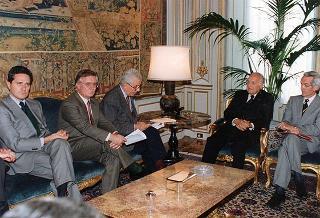 Il Presidente della Repubblica Oscar Luigi Scalfaro riceve in udienza Pietro Padula, presidente dell'Associazione Nazionale Comuni Italiani,e una delegazione