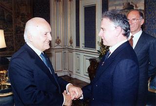 Il Presidente della Repubblica Oscar Luigi Scalfaro riceve la visita di Vittorio Raffone, dipendente del Segretariato Generale della Presidenza della Repubblica per il suo collocamento a riposo