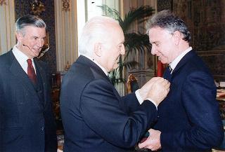 Il Presidente della Repubblica Oscar Luigi Scalfaro riceve la visita di Vittorio Raffone, dipendente del Segretariato Generale della Presidenza della Repubblica per il suo collocamento a riposo