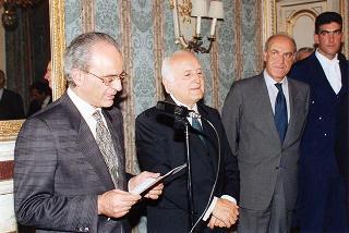 Prospero Mobilio, presidente della Cassa nazionale del notariato, ed esponenti del sodalizio, per il 75° anniversario di fondazione