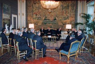 Il Presidente della Repubblica Oscar Luigi Scalfaro riceve in udienza alcuni esponenti del Touring Club Italiano, in occasione del centenario dell'associazione