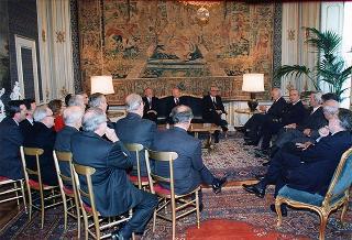 Il Presidente della Repubblica Oscar Luigi Scalfaro riceve in udienza alcuni esponenti del Touring Club Italiano, in occasione del centenario dell'associazione