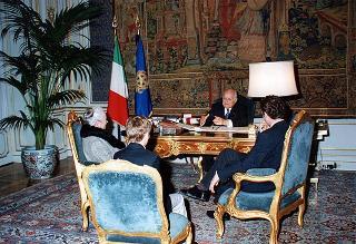 Il Presidente della Repubblica Oscar Luigi Scalfaro riceve in udienza la prof.ssa Maria Dell'Orco e i suoi nipoti