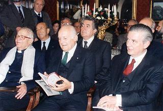 Il Presidente della Repubblica Oscar Luigi Scalfaro con mons Ennio Francia, in occasione del suo al 90° compleanno. Roma (Caffè Greco)