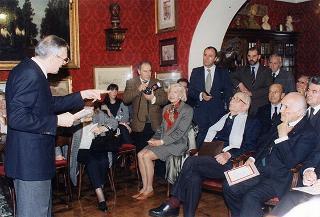 Il Presidente della Repubblica Oscar Luigi Scalfaro con mons Ennio Francia, in occasione del suo al 90° compleanno. Roma (Caffè Greco)