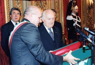 Mario Ferrari, sindaco di Carpenedolo (BR), con una delegazione di cittadini e componenti il Corpo musicale carpenedolese