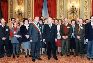 Mario Ferrari, sindaco di Carpenedolo (BR), con una delegazione di cittadini e componenti il Corpo musicale carpenedolese