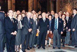 Prof. Domenico Di Virgilio, presidente dell'Associazione medici cattolici italiani, con una delegazione di partecipanti al 20° Congresso nazionale dell'AMCI, per il 50° anniversario dell'Associazione