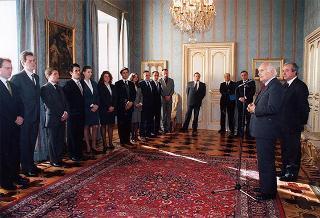 On. prof. Antonio Martino, ministro degli Affari esteri, con i vincitori dell'ultimo concorso per funzionari della carriera diplomatica