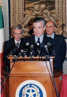 Il Segretario Generale Gaetano Gifuni legge il comunicato relativo all'accettazione dell'incarico del Presidente del Consiglio on. Lamberto Dini