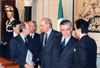 Il Segretario Generale Gaetano Gifuni legge il comunicato relativo all'accettazione dell'incarico del Presidente del Consiglio on. Lamberto Dini