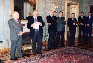 Incontro del Presidente della Repubblica Oscar Luigi Scalfaro con Orlando Scarlata, presidente dell'Istituto nazionale di previdenza dei giornalisti italiani "Giovanni Amendola", con il Consiglio di amministrazione