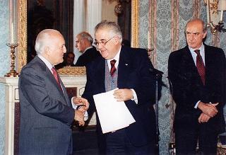 Incontro del Presidente della Repubblica Oscar Luigi Scalfaro con Orlando Scarlata, presidente dell'Istituto nazionale di previdenza dei giornalisti italiani "Giovanni Amendola", con il Consiglio di amministrazione