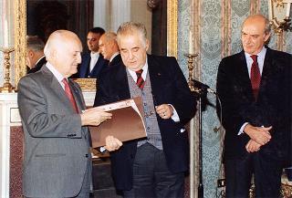 Incontro del Presidente della Repubblica Oscar Luigi Scalfaro con Orlando Scarlata, presidente dell'Istituto nazionale di previdenza dei giornalisti italiani "Giovanni Amendola", con il Consiglio di amministrazione