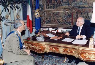 Il Presidente della Repubblica Oscar Luigi Scalfaro riceve la visita di congedo del Generale di Corpo d'Armata Paolo Feniello, ispettore dell'Arma del Genio