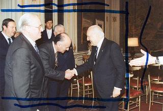 Il Presidente della Repubblica Oscar Luigi Scalfaro riceve in udienza l'avv. Edilberto Ricciardi, sottosegretario di Stato alla grazia e giustizia, con il Consiglio nazionale forense