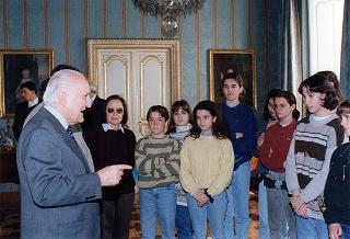 Il Presidente della Repubblica Oscar Luigi Scalfaro riceve alcuni studenti della Scuola media statale &quot;Ezio Lucarno&quot; di Genova