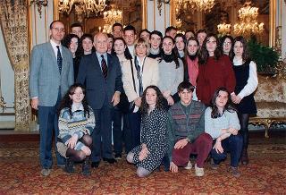 Il Presidente della Repubblica Oscar Luigi Scalfaro riceve alcuni studenti del Liceo scientifico statale &quot;G. Galilei&quot; di Borgomanero (Novara)