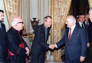 Il Presidente della Repubblica Oscar Luigi Scalafaro riceve Don Aldo Geranzani, rettore del Collegio arcivescovile S. Carlo di Milano, e un gruppo di studenti