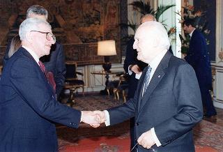 Il Presidente della Repubblica Oscar Luigi Scalfaro riceve in udienza il prof. Merton Howard Miller, Premio Nobel per l'economia, con il prof. Stefano D'Anna