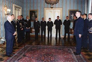 Il Presidente della Repubblica Oscar Luigi Scalfaro riceve una delegazione di allievi della Scuola sottufficiali dell'Aeronautica Militare, in servizio di guardia d'onore al Palazzo del Quirinale