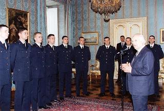 Il Presidente della Repubblica Oscar Luigi Scalfaro riceve una delegazione di allievi della Scuola sottufficiali dell'Aeronautica Militare, in servizio di guardia d'onore al Palazzo del Quirinale