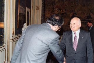 Il Presidente della Repubblica Oscar Luigi Scalfaro incontra Tito Cortese, presidente del Comitato promotore del referendum sulla legge Mammì, con una delegazione