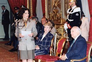 Il Presidente della Repubblica Oscar Luigi Scalfaro riceve in udienza Jacqueline Falk Maggi, presidente dell'Associazione delle donne americane a Roma, con una delegazione, per il 40° anniversario di fondazione
