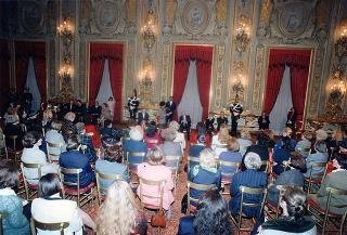 Il Presidente della Repubblica Oscar Luigi Scalfaro riceve in udienza Jacqueline Falk Maggi, presidente dell'Associazione delle donne americane a Roma, con una delegazione, per il 40° anniversario di fondazione