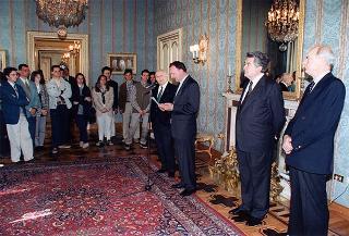 ll Presidente della Repubblica Oscar Luigi Scalfaro riceve in udienza Don Roberto Collarini, con una delegazione di giovani dell'Oratorio parrocchiale "Padre Ballardini" di Cameri (Novara)
