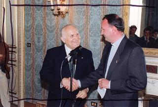 ll Presidente della Repubblica Oscar Luigi Scalfaro riceve in udienza Don Roberto Collarini, con una delegazione di giovani dell'Oratorio parrocchiale "Padre Ballardini" di Cameri (Novara)