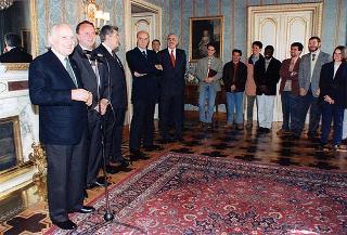 ll Presidente della Repubblica Oscar Luigi Scalfaro riceve in udienza Don Roberto Collarini, con una delegazione di giovani dell'Oratorio parrocchiale "Padre Ballardini" di Cameri (Novara)