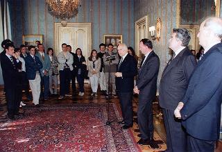 ll Presidente della Repubblica Oscar Luigi Scalfaro riceve in udienza Don Roberto Collarini, con una delegazione di giovani dell'Oratorio parrocchiale "Padre Ballardini" di Cameri (Novara)