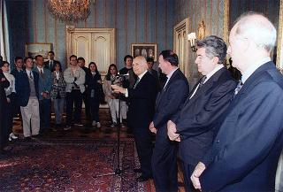 ll Presidente della Repubblica Oscar Luigi Scalfaro riceve in udienza Don Roberto Collarini, con una delegazione di giovani dell'Oratorio parrocchiale "Padre Ballardini" di Cameri (Novara)