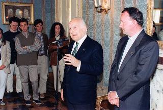ll Presidente della Repubblica Oscar Luigi Scalfaro riceve in udienza Don Roberto Collarini, con una delegazione di giovani dell'Oratorio parrocchiale "Padre Ballardini" di Cameri (Novara)