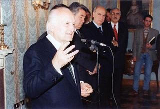 ll Presidente della Repubblica Oscar Luigi Scalfaro riceve in udienza Don Roberto Collarini, con una delegazione di giovani dell'Oratorio parrocchiale "Padre Ballardini" di Cameri (Novara)