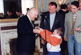 ll Presidente della Repubblica Oscar Luigi Scalfaro riceve in udienza Don Roberto Collarini, con una delegazione di giovani dell'Oratorio parrocchiale "Padre Ballardini" di Cameri (Novara)