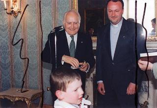 ll Presidente della Repubblica Oscar Luigi Scalfaro riceve in udienza Don Roberto Collarini, con una delegazione di giovani dell'Oratorio parrocchiale "Padre Ballardini" di Cameri (Novara)