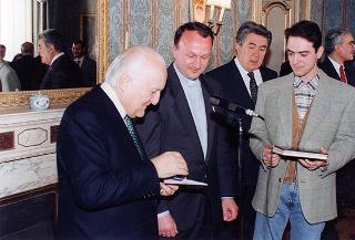 ll Presidente della Repubblica Oscar Luigi Scalfaro riceve in udienza Don Roberto Collarini, con una delegazione di giovani dell'Oratorio parrocchiale "Padre Ballardini" di Cameri (Novara)
