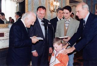 ll Presidente della Repubblica Oscar Luigi Scalfaro riceve in udienza Don Roberto Collarini, con una delegazione di giovani dell'Oratorio parrocchiale "Padre Ballardini" di Cameri (Novara)